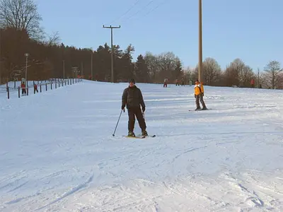 Skifahrer auf der Piste © Touristinformation Tabarz
