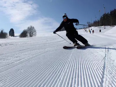 Skifahrer auf der gewalzten Piste © Skiarea Heubach