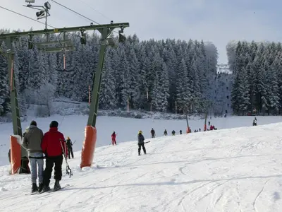 Skifahrer am Schlepplift © Hohe Lied