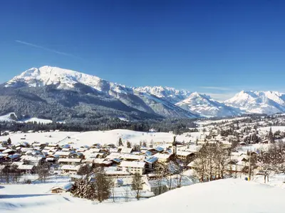 Panoramablick auf die verschneite Landschaft © Inzell