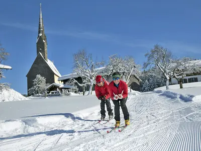 Langlaufen vor der Nikolaikirche in Inzell © Inzell Touristik