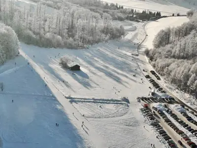 Blick auf die Pisten und Parkplätze im Skigebiet © wintersport-arena.com