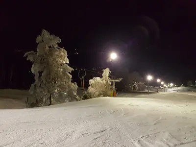 Blick auf die beleuchtete Nachtpiste Lausche © Tilo Knöbel