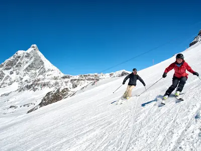 Skifahrer auf der Südseite des Matterhorns © Cervino Ski Paradise / Niccoló Venturin