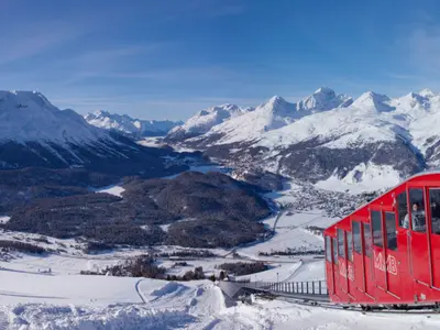 Muottas Muragl mit der Standseilbahn © ENGADIN St. Moritz By-line: swiss-image.ch/Christof Sonderegger