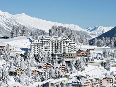 Nach eineinhalb Jahren öffnete das Carlton Hotel St. Moritz im Dezember 2007 seine Türen wieder. Komplett renoviert empfängt das 1913 errichtete Haus seine Gäste jetzt mit 60 Junior Suiten und Suiten  © Engadin St. Moritz / Gian Andri Giovanoli