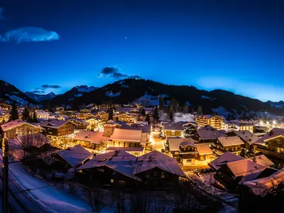 Blick auf das nächtliche Gstaad © Gstaad Saanenland Tourismus