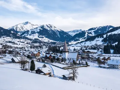 Blick auf das winterliche Saanen © Gstaad Saanenland Tourismus