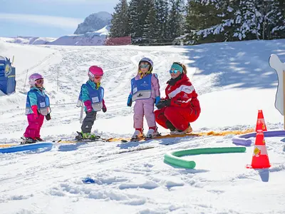 Kinder im Kurs einer Kinderskischule in Adelboden-Lenk © Skiregion Adelboden-Lenk