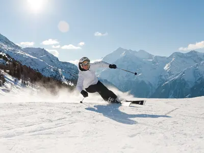 Die Piste mit der ersten Spur verzieren © Touristische Unternehmung Graechen / swiss-image.ch/Walter Egon