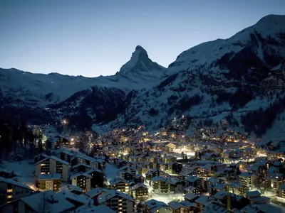 Blick auf das Dorf Zermatt und das Matterhorn in der Dämmerung © Zermatt Tourismus