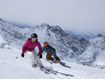 Skifahrer in Saas Fee © Saas-Fee/Saastal Tourismus