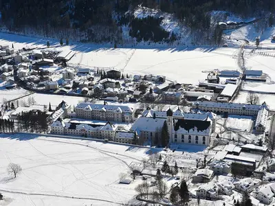 Luftaufnahme des winterlichen Klosters Engelberg © Engelberg-Titlis Tourismus AG