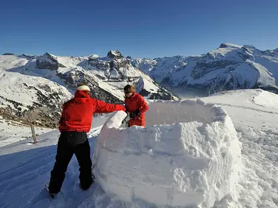 Zwei Wintersportler bauen ein Iglu in Engelberg © Engelberg-Titlis Tourismus AG