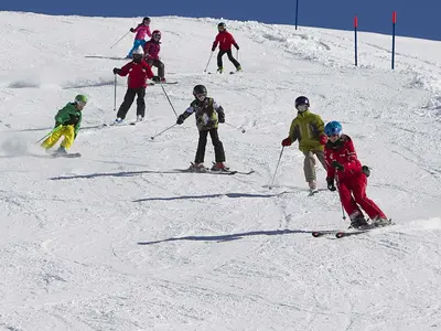 Kinder beim Gruppenunterricht in der Skischule Engelberg © Engelberg-Titlis Tourismus AG