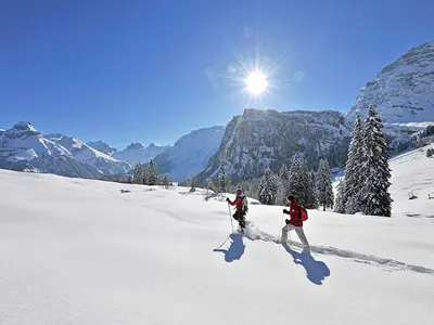 Zwei Schneeschuhwanderer im Skigebiet Engelberg © Engelberg-Titlis Tourismus AG