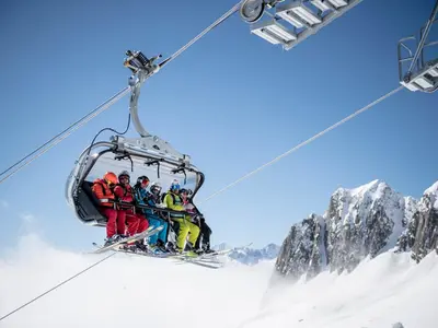 Skifahrer im Schneehüenerstock-Flyer in Andermatt-Sedrun © Andermatt-Sedrun Sport AG