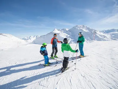 Familie beim Skifahren in Andermatt+Sedrun+Disentis © Andermatt+Sedrun+Disentis