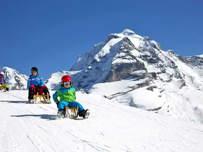 Kinder beim Rodeln in Mürren © Markus Zimmermann, Schilthornbahn AG