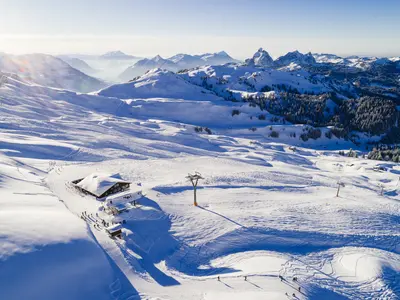 Blick auf die Berge und das Skigebiet © Ferien- und Sportzentrum Hoch-Ybrig AG