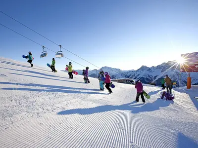 Kinder beim Snowboardkurs in Motta Naluns © Andrea Badrut, Chur