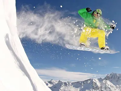 Snowboarder beim Sprung auf der Piste in Savognin © Savognin Tourismus im Surses