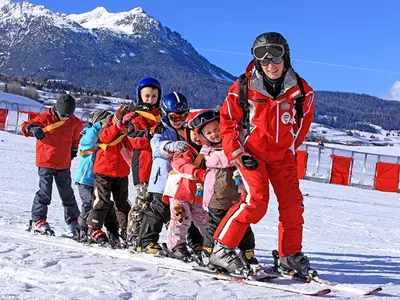 Kinder beim Skikurs in Savognin © Savognin Tourismus im Surses