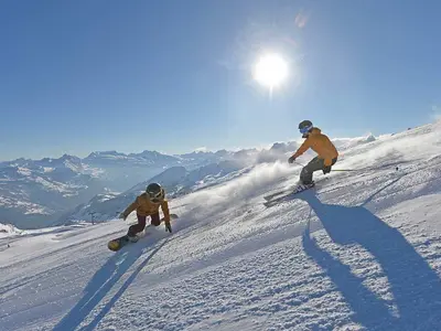 Skifahrer und Snowboarder bei der Abfahrt in Stoos © Stoosbahnen AG, Perretfoto.ch