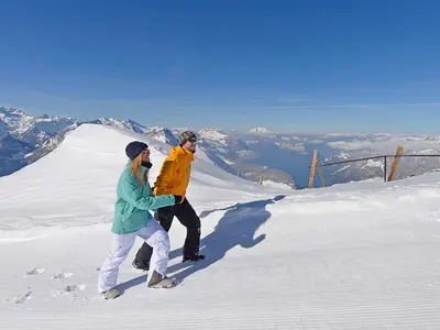 Zwei Winterwanderer in Stoos © Stoosbahnen AG, Perretfoto.ch