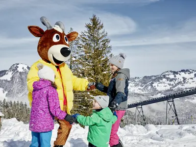 Kinder mit dem Maskottchen Fröneli © Stoosbahnen AG