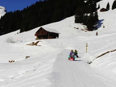 Familie beim rodeln © Bergbahnen Brigels Waltensburg Andiast AG