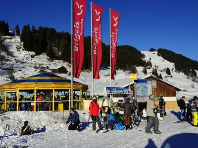 Schneebar Famusa an Talstation Brigels © Bergbahnen Brigels Waltensburg Andiast AG