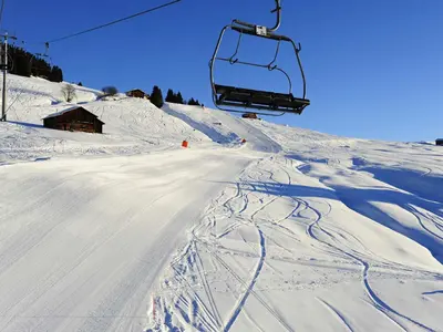 Sessellift über der Piste © Bergbahnen Brigels Waltensburg Andiast AG