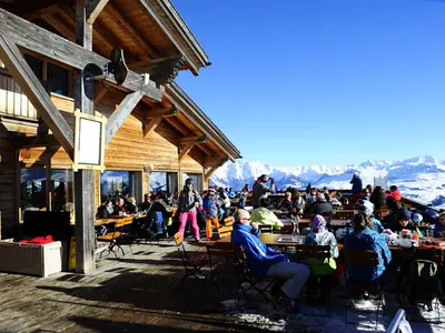 Sonnenterrasse Bergrestaurant Alp Dado © Bergbahnen Brigels Waltensburg Andiast AG
