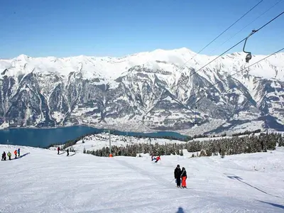 Skifahren auf der Axalp mit Blick auf den Brienzersee © Sportbahnen Axalp Windegg AG