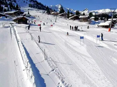 Skifahrer auf der Piste der Axalp © Sportbahnen Axalp Windegg AG