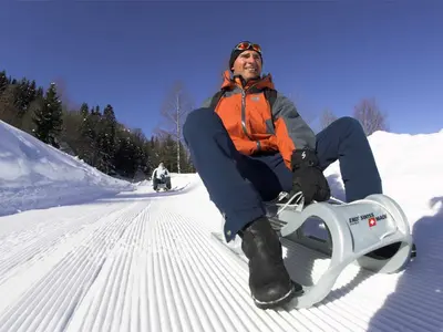 Schlittenfahrer auf der Rodelbahn am Kerenzerberg © Kerenzerberg Tourismus