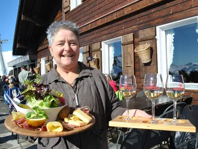 Leckere Pause auf einer der Hütten © Valais/Wallis Promotion