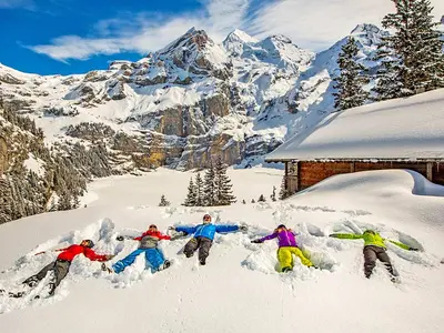 Familie im Tiefschnee am Oeschinensee © Gondelbahn Oeschinensee AG