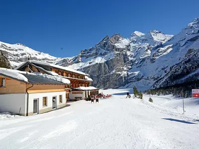 Das Hotel Oeschinensee an der Piste © Gondelbahn Oeschinensee AG