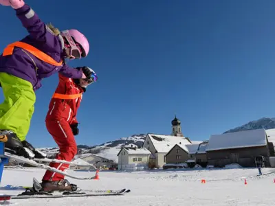 Kind und Skilehrer auf der Ebenalp © Luftseilbahn Wasserauen-Ebenalp