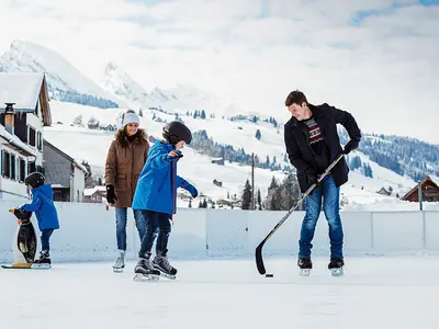 Familie beim Eislaufen und Eishockeyspiel in Wildhaus © Switzerland Tourism - swiss-image.ch/Lea Meienberg