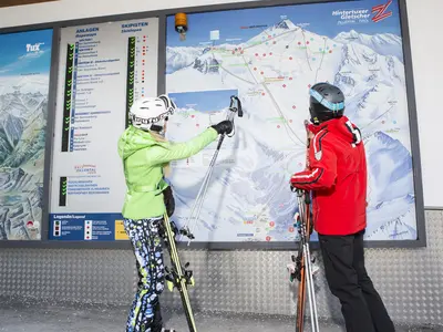 Skifahrer begutachten den Pistenplan vom Hintertuxer Gletscher © Hintertuxer Gletscher