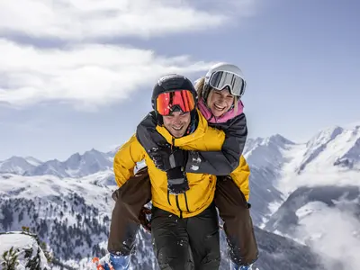 Ein Paar im Schnee des Zillertals © Zillertal Arena I Maximilian Koeck I Maximalgrafik