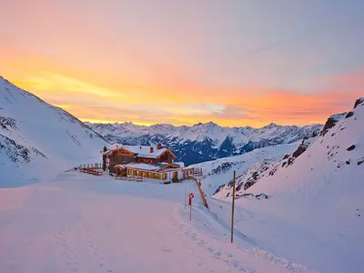 Die Wedelhütte in der Dämmerung © Foto: schultz-ski.at / 2010