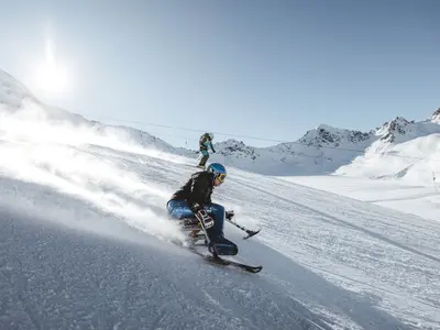 Monoskifahrer am Kaunertaler Gletscher © TVB Tiroler Oberland | Roman Huber