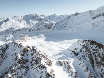 Blick auf die Bergstation der Karlesjochbahn und das Gletscherskigebiet © TVB Tiroler Oberland | Roman Huber