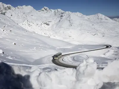 Skibus auf der Kaunertaler Gletscherstraße © TVB Tiroler Oberland / Severin Wegener