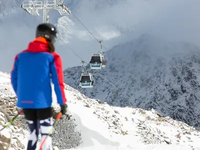 Im Hintergrund die Gondeln der Karlesjochbahn © Sebastian Lindemeyer / Schneehoehen