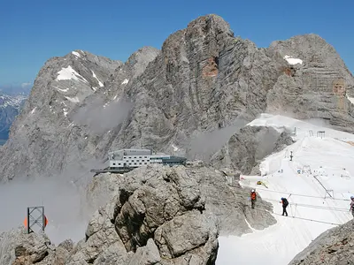 Klettersteig mit Seilbrücke am Dachstein © Herbert Raffalt, raffalt.com